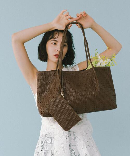 RODE SKO（ロデスコ）の「ポーチ付パンチングラージトートバッグ（トートバッグ・レディース・アイボリー/ブラウン・ONE）」の3枚目の写真