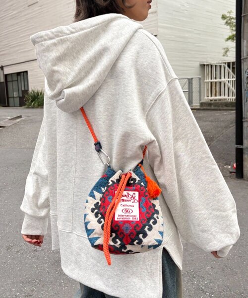 CIAOPANIC TYPY(チャオパニックティピー)の「【SOUNDSGOOOOD】ゴブラン巾着バッグ(ショルダーバッグ・レディース・ブラック/アイボリー・ONE SIZE)」の5枚目の写真