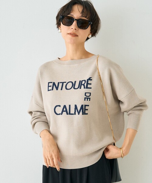 EMMA ROUGE VIF(エマルージュヴィフ)の「【2026SS新作】ジャガードロゴニット ENTOURE DE CALME/春服/レイヤードトップス/ボートネック/手洗い可能/大人カジュアル(ニット/セーター・レディース・ベージュ/レッド/サックスブルー・フリー)」の2枚目の写真