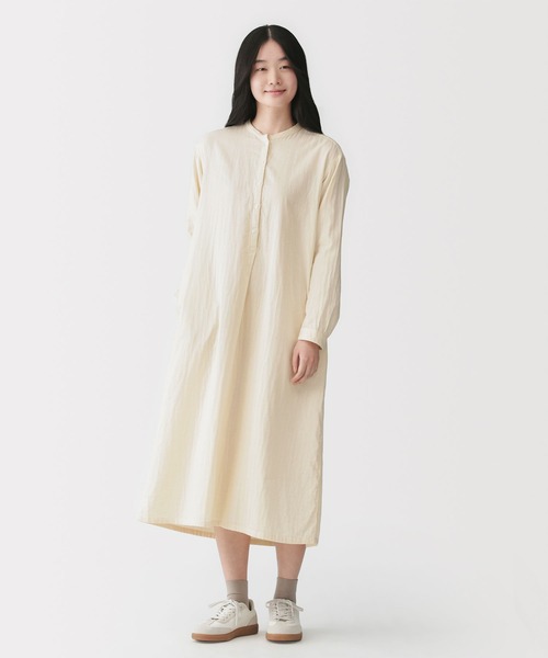 無印良品(ムジルシリョウヒン)の「婦人 カポック混 二重ガーゼ 長袖ワンピース(シャツワンピース・レディース・ブラック/グレー系/キナリ/サックスブルー系・S/M/L/XL)」の2枚目の写真