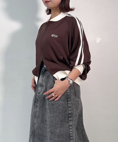 AS KNOW AS plus（アズノゥアズプラス）の「〇ワンポイントロゴ刺繍 サイドライン入り クロップド丈 Wジップトラックジャケット【UNISEX ITEM】（ジャージ・レディース・アイボリー系/ブラウン系/サックスブルー系・FREE）」の2枚目の写真