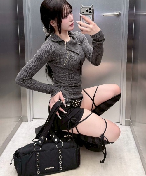 Never mind the XU / Chikashitsu+（ネバーマインド ザ エックスユー / チカシツプラス）の「【nmtc+】zip high neck long sleeve / 【エヌエムティーシープラス】ジップハイネックロングスリーブ（Tシャツ/カットソー・レディース・ブラック・ONE SIZE）」の16枚目の写真