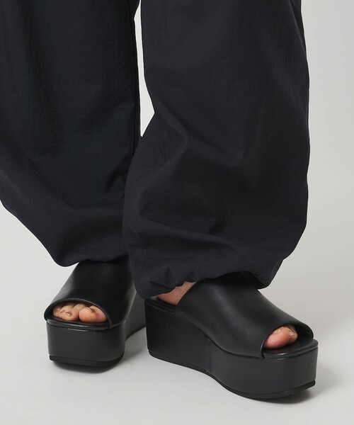 UNITED ARROWS（ユナイテッドアローズ）の「レザー プラットフォーム ミュール/サンダル（サンダル・レディース・ブラック・35/36/38/37）」の2枚目の写真