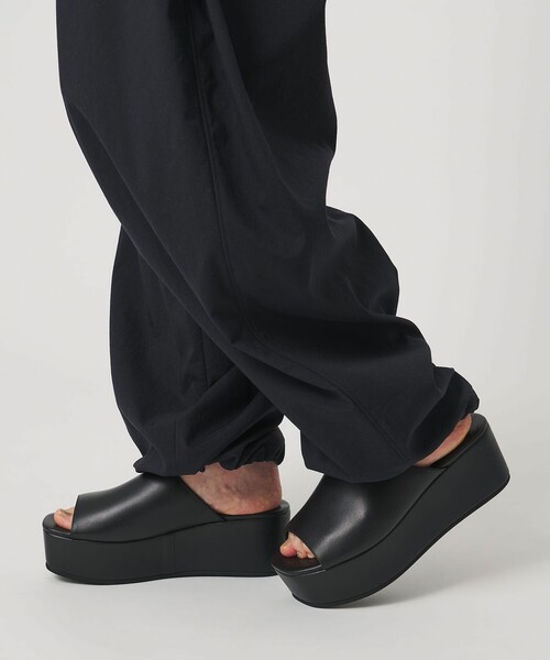 UNITED ARROWS（ユナイテッドアローズ）の「レザー プラットフォーム ミュール/サンダル（サンダル・レディース・ブラック・35/36/38/37）」の3枚目の写真