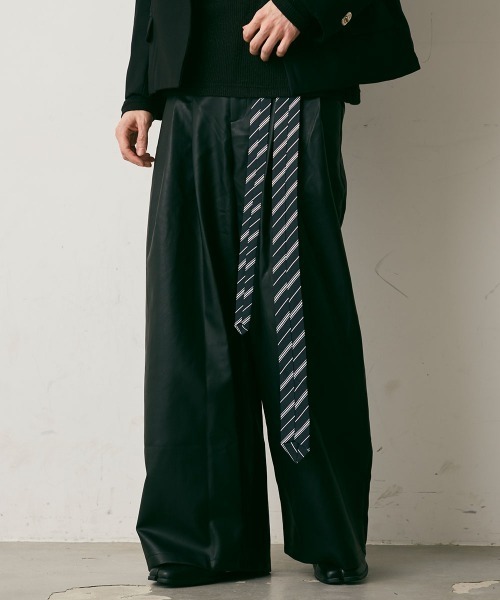 Shoowtime（ショウタイム）の「Faux Leather Flare Wide Pants / 合成皮革フレアワイドパンツ（その他パンツ・メンズ・ブラック・X-LARGE/LARGE/MEDIUM）」の2枚目の写真