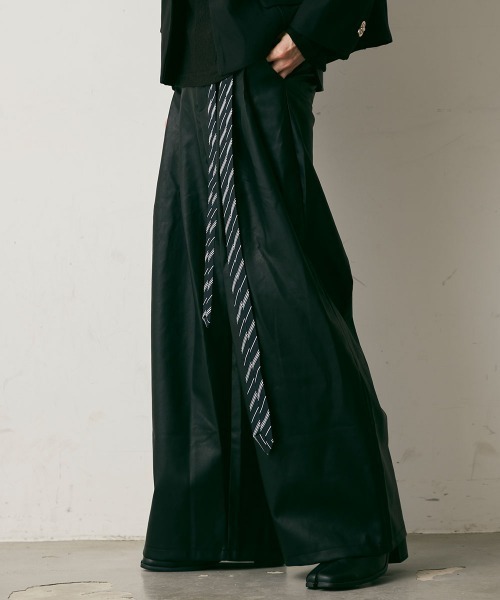 Shoowtime（ショウタイム）の「Faux Leather Flare Wide Pants / 合成皮革フレアワイドパンツ（その他パンツ・メンズ・ブラック・X-LARGE/LARGE/MEDIUM）」の3枚目の写真
