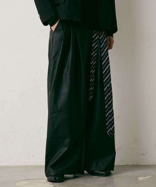 Shoowtime（ショウタイム）の「Faux Leather Flare Wide Pants / 合成皮革フレアワイドパンツ（その他パンツ・メンズ・ブラック・X-LARGE/LARGE/MEDIUM）」の4枚目の写真