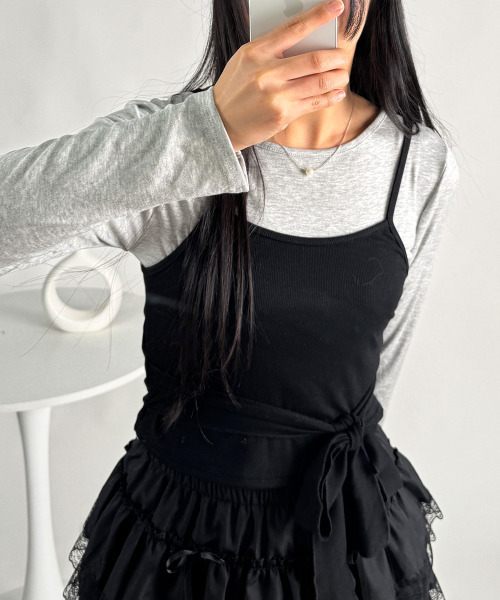 VIVID LADY(ビビッドレディー)の「キャミドッキング レイヤード風 ショートロンT(Tシャツ/カットソー・レディース・ブラック/チャコールグレー・FREE)」の2枚目の写真