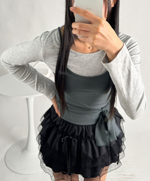 VIVID LADY(ビビッドレディー)の「キャミドッキング レイヤード風 ショートロンT(Tシャツ/カットソー・レディース・ブラック/チャコールグレー・FREE)」の3枚目の写真