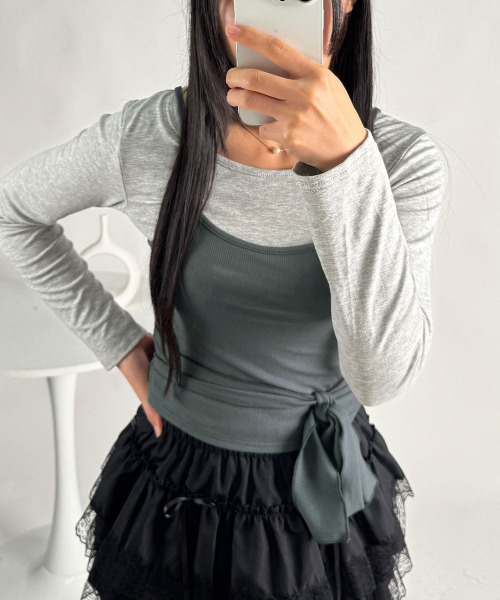 VIVID LADY(ビビッドレディー)の「キャミドッキング レイヤード風 ショートロンT(Tシャツ/カットソー・レディース・ブラック/チャコールグレー・FREE)」の5枚目の写真