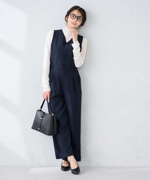 a.v.v(アーヴェヴェ)の「【洗える】Vネックコンビネゾン(ワンピース・レディース・ネイビー・40/38)」の1枚目の写真