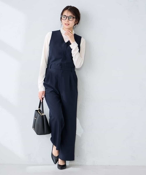 a.v.v(アーヴェヴェ)の「【洗える】Vネックコンビネゾン(ワンピース・レディース・ネイビー・40/38)」の2枚目の写真