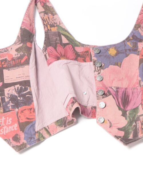 Desigual(デシグアル)の「ピンクフローラル×"Art is Resistance"グラフィックプリントデニムコルセットベスト(デニムジャケット・レディース・レッド・S/M/L/XS)」の2枚目の写真