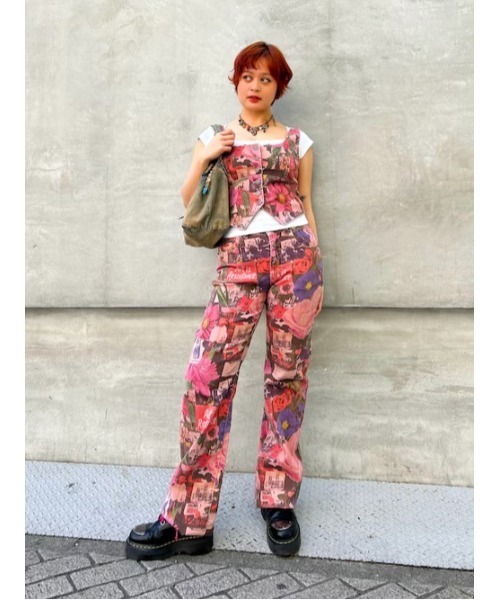 Desigual(デシグアル)の「ピンクフローラル×"Art is Resistance"グラフィックプリントデニムコルセットベスト(デニムジャケット・レディース・レッド・S/M/L/XS)」の1枚目の写真