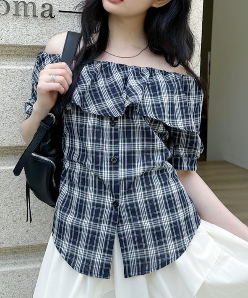 Ada.(エイダ)の「チェック柄 ウェストリボンデザイン フリルオフショルダー 半袖ブラウス(シャツ/ブラウス・レディース・ブラウン/レッド/ネイビー・FREE)」の2枚目の写真