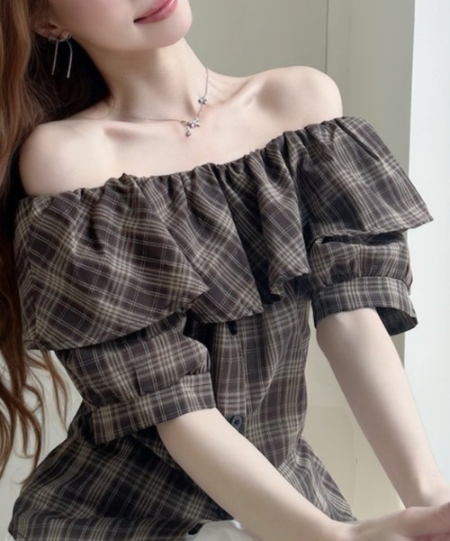 Ada.(エイダ)の「チェック柄 ウェストリボンデザイン フリルオフショルダー 半袖ブラウス(シャツ/ブラウス・レディース・ブラウン/レッド/ネイビー・FREE)」の1枚目の写真
