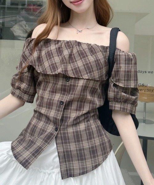 Ada.(エイダ)の「チェック柄 ウェストリボンデザイン フリルオフショルダー 半袖ブラウス(シャツ/ブラウス・レディース・ブラウン/レッド/ネイビー・FREE)」の8枚目の写真