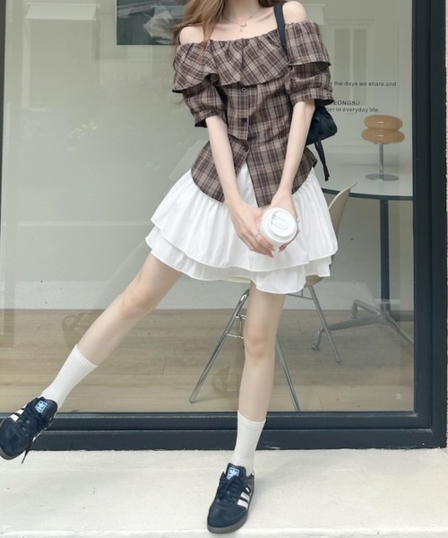 Ada.(エイダ)の「チェック柄 ウェストリボンデザイン フリルオフショルダー 半袖ブラウス(シャツ/ブラウス・レディース・ブラウン/レッド/ネイビー・FREE)」の13枚目の写真