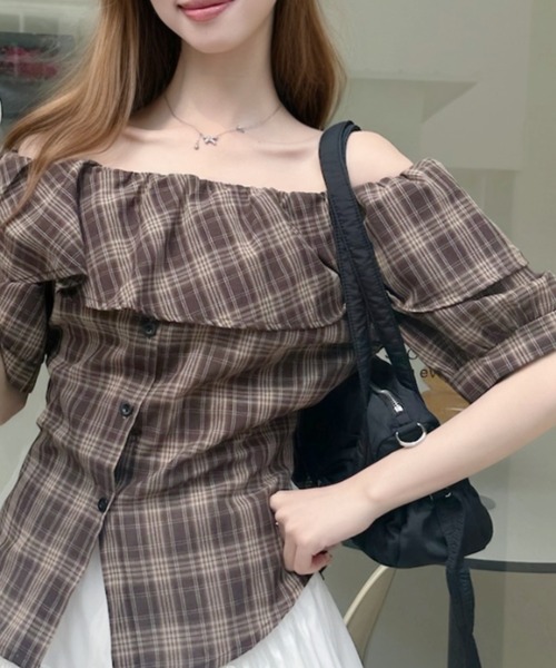 Ada.(エイダ)の「チェック柄 ウェストリボンデザイン フリルオフショルダー 半袖ブラウス(シャツ/ブラウス・レディース・ブラウン/レッド/ネイビー・FREE)」の10枚目の写真