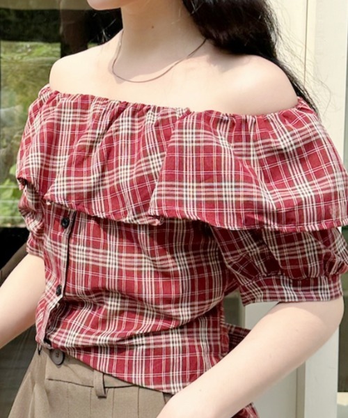 Ada.(エイダ)の「チェック柄 ウェストリボンデザイン フリルオフショルダー 半袖ブラウス(シャツ/ブラウス・レディース・ブラウン/レッド/ネイビー・FREE)」の5枚目の写真