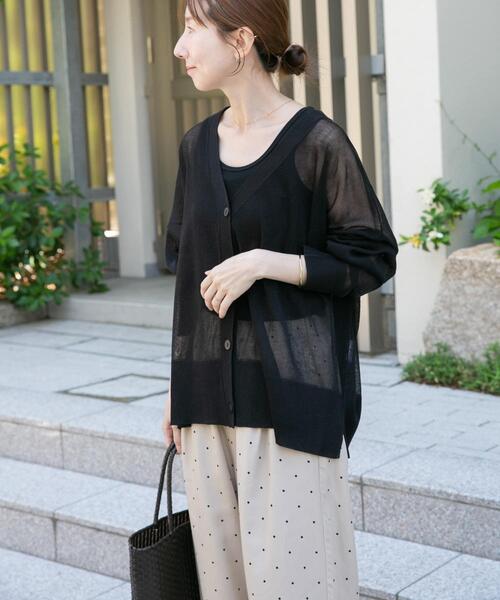 ITEMS URBANRESEARCH(アイテムズ アーバンリサーチ)の「シアーVネックニットカーデ(カーディガン/ボレロ・レディース・グレー系その他/ブラック/ブルー/ライトブラウン・FREE)」の5枚目の写真