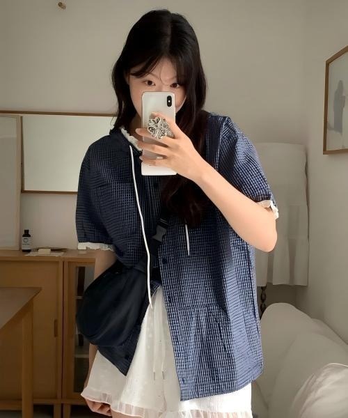 Aelina(エリナ)の「チェック柄フード付きドローストリングブラウス(シャツ/ブラウス・レディース・ネイビー/ライトブルー・FREE)」の1枚目の写真