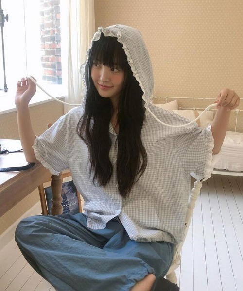 Aelina(エリナ)の「チェック柄フード付きドローストリングブラウス(シャツ/ブラウス・レディース・ネイビー/ライトブルー・FREE)」の2枚目の写真