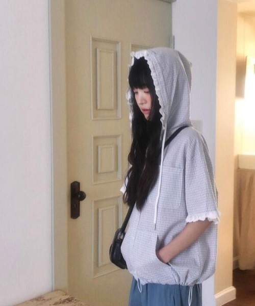 Aelina(エリナ)の「チェック柄フード付きドローストリングブラウス(シャツ/ブラウス・レディース・ネイビー/ライトブルー・FREE)」の3枚目の写真