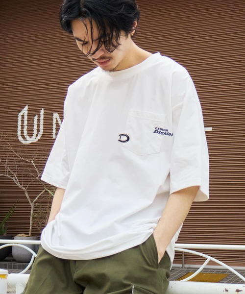 Dickies(ディッキーズ)の「【GENUINE DICKIES/ジェニュインディッキーズ】ポケットまたぎ刺繍吸水速乾・UV対策Tシャツ(Tシャツ/カットソー・メンズ・ホワイト系2/ブラック系1/ホワイト系3/ブラック系2/ホワイト系1/スミクロ・M/L/XL)」の2枚目の写真