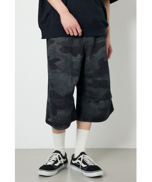 RODEO CROWNS WIDE BOWL（ロデオクラウンズワイドボウル）の「カモフラデニムバミューダパンツ（デニムパンツ・メンズ・ブルー/ブラック・MEDIUM/LARGE）」の2枚目の写真