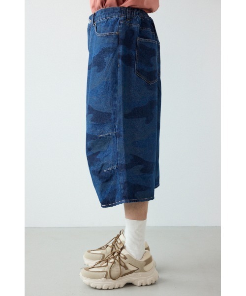 RODEO CROWNS WIDE BOWL（ロデオクラウンズワイドボウル）の「カモフラデニムバミューダパンツ（デニムパンツ・メンズ・ブルー/ブラック・MEDIUM/LARGE）」の6枚目の写真