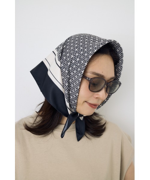 AZUL by moussy(アズールバイマウジー)の「幾何柄スカーフ(バンダナ/スカーフ・レディース・ホワイト系その他/ブラック系その他・FREE)」の3枚目の写真