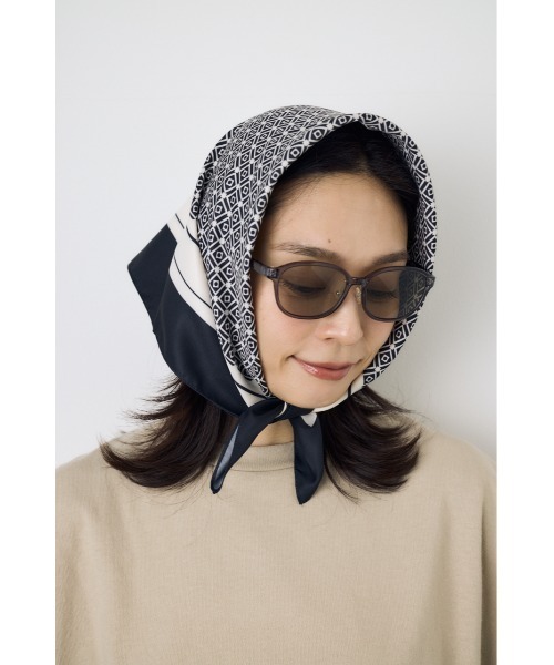 AZUL by moussy(アズールバイマウジー)の「幾何柄スカーフ(バンダナ/スカーフ・レディース・ホワイト系その他/ブラック系その他・FREE)」の4枚目の写真