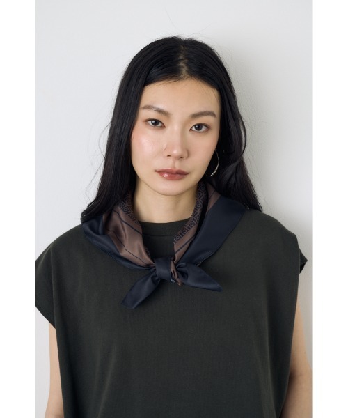 AZUL by moussy(アズールバイマウジー)の「幾何柄スカーフ(バンダナ/スカーフ・レディース・ホワイト系その他/ブラック系その他・FREE)」の9枚目の写真