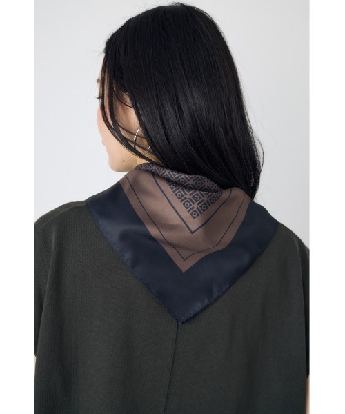 AZUL by moussy(アズールバイマウジー)の「幾何柄スカーフ(バンダナ/スカーフ・レディース・ホワイト系その他/ブラック系その他・FREE)」の10枚目の写真