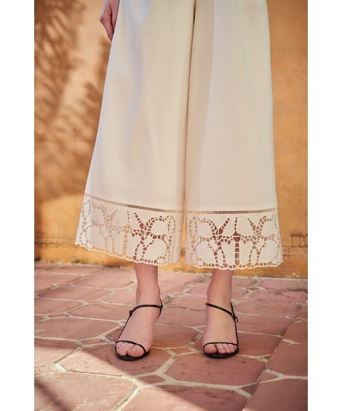 Estella.K(エステラケー)の「Emiliana Jumpsuit カットワークジャンプスーツ(サロペット/オーバーオール・レディース・ブラック/セージグリーン/ホワイト・FREE)」の8枚目の写真