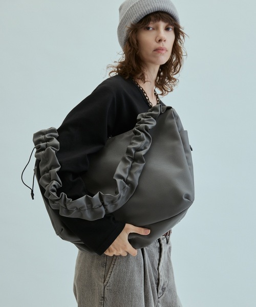 cii(シー)の「【UNISEX】Draw string shoulder bag / ドロストショルダーバッグ(ショルダーバッグ・メンズ・ブルー/グレー/ブラック/ブラウン・FREE)」の2枚目の写真