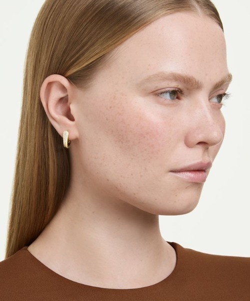 SWAROVSKI(スワロフスキー)の「【公式】【スワロフスキー】Classica フープピアス, ラウンドカット, ホワイト, スターリングシルバー, 18Kゴールドコーティング(ピアス(両耳用)・レディース・ゴールド系・ONE SIZE)」の2枚目の写真