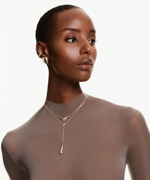 SWAROVSKI(スワロフスキー)の「【公式】【スワロフスキー】Classica フープピアス, ラウンドカット, ホワイト, スターリングシルバー, 18Kゴールドコーティング(ピアス(両耳用)・レディース・ゴールド系・ONE SIZE)」の6枚目の写真