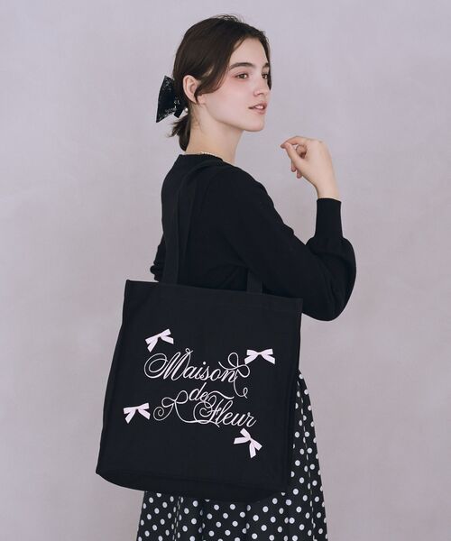 Maison de FLEUR(メゾンドフルール)の「リボンブランドロゴ刺繍スクエアトートバッグ(トートバッグ・レディース・ピンク/ブラック・FREE)」の1枚目の写真