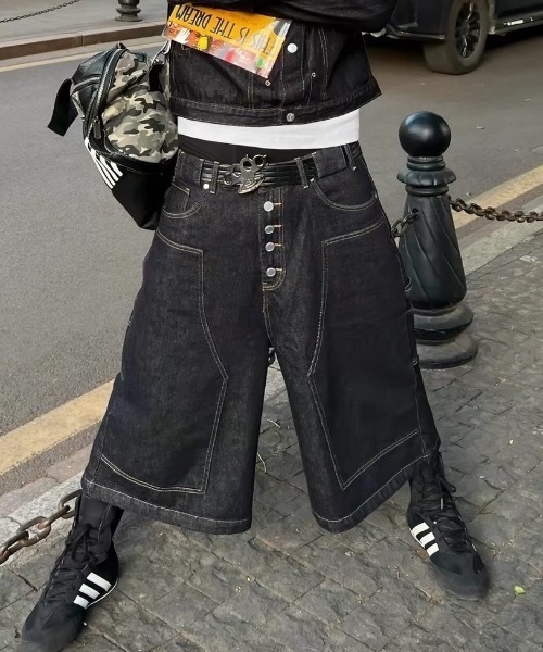 SHERU（シェル）の「ステッチ切り替えワイドデニムクロップドハーフパンツ 5 ボタンフロント（デニムパンツ・レディース・ブラック・L/M/S）」の4枚目の写真