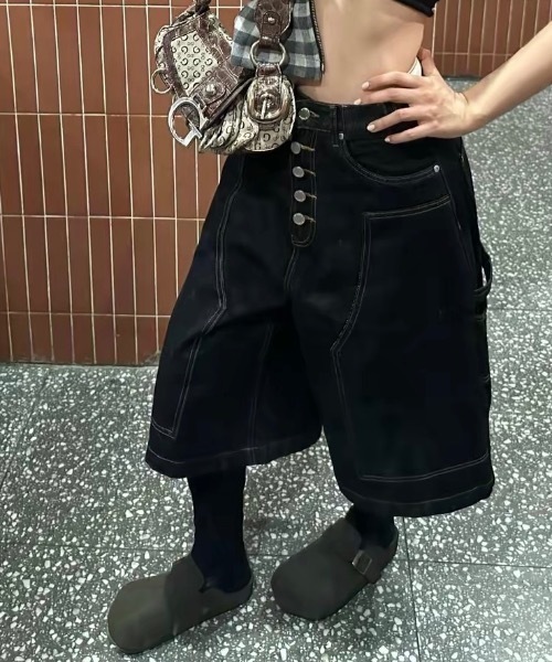 SHERU（シェル）の「ステッチ切り替えワイドデニムクロップドハーフパンツ 5 ボタンフロント（デニムパンツ・レディース・ブラック・L/M/S）」の2枚目の写真