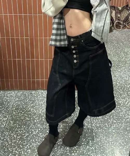 SHERU（シェル）の「ステッチ切り替えワイドデニムクロップドハーフパンツ 5 ボタンフロント（デニムパンツ・レディース・ブラック・L/M/S）」の3枚目の写真