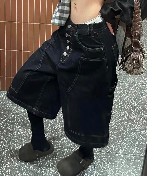 SHERU（シェル）の「ステッチ切り替えワイドデニムクロップドハーフパンツ 5 ボタンフロント（デニムパンツ・レディース・ブラック・L/M/S）」の9枚目の写真