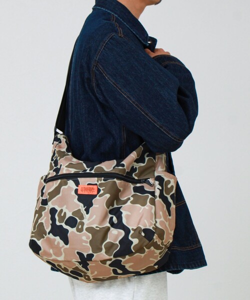 UNIVERSAL OVERALL(ユニバーサルオーバーオール)の「【UNIVERSAL OVERALL】ANYTIME shoulder bag(ショルダーバッグ・メンズ・カモフラージュ/ブラック・FREE)」の15枚目の写真