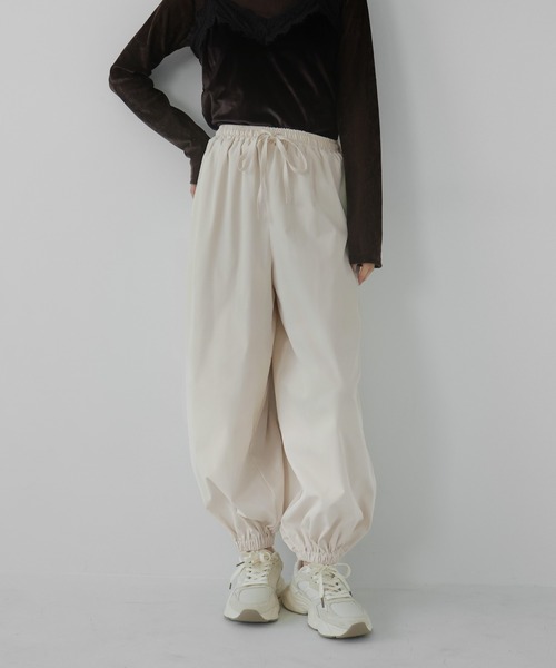 AMUU. PRECIEUSE(アムープレシューズ)の「【SETUP対応】バルーンワイドタックパンツ(その他パンツ・レディース・ピンク/ブラック/アイボリー・FREE)」の2枚目の写真