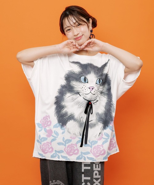 ScoLar(スカラー)の「162730:リボン付き もふもふハチワレネコ柄Tシャツ(Tシャツ/カットソー・レディース・オフホワイト/パープル/チャコールグレー・M)」の1枚目の写真