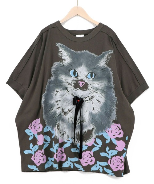ScoLar(スカラー)の「162730:リボン付き もふもふハチワレネコ柄Tシャツ(Tシャツ/カットソー・レディース・オフホワイト/パープル/チャコールグレー・M)」の2枚目の写真