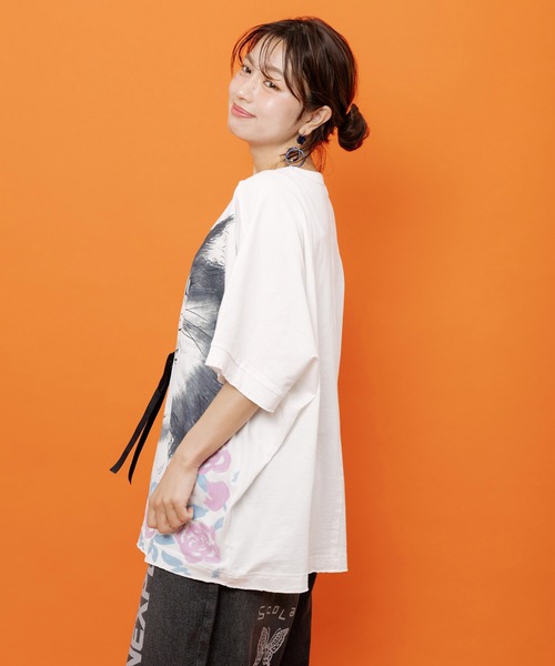 ScoLar(スカラー)の「162730:リボン付き もふもふハチワレネコ柄Tシャツ(Tシャツ/カットソー・レディース・オフホワイト/パープル/チャコールグレー・M)」の5枚目の写真