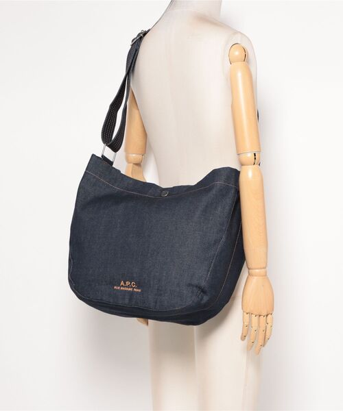 A.P.C.(アーペーセー)の「BESACE JOURNAL(ショルダーバッグ・メンズ・インディゴブルー・ONESIZE)」の5枚目の写真